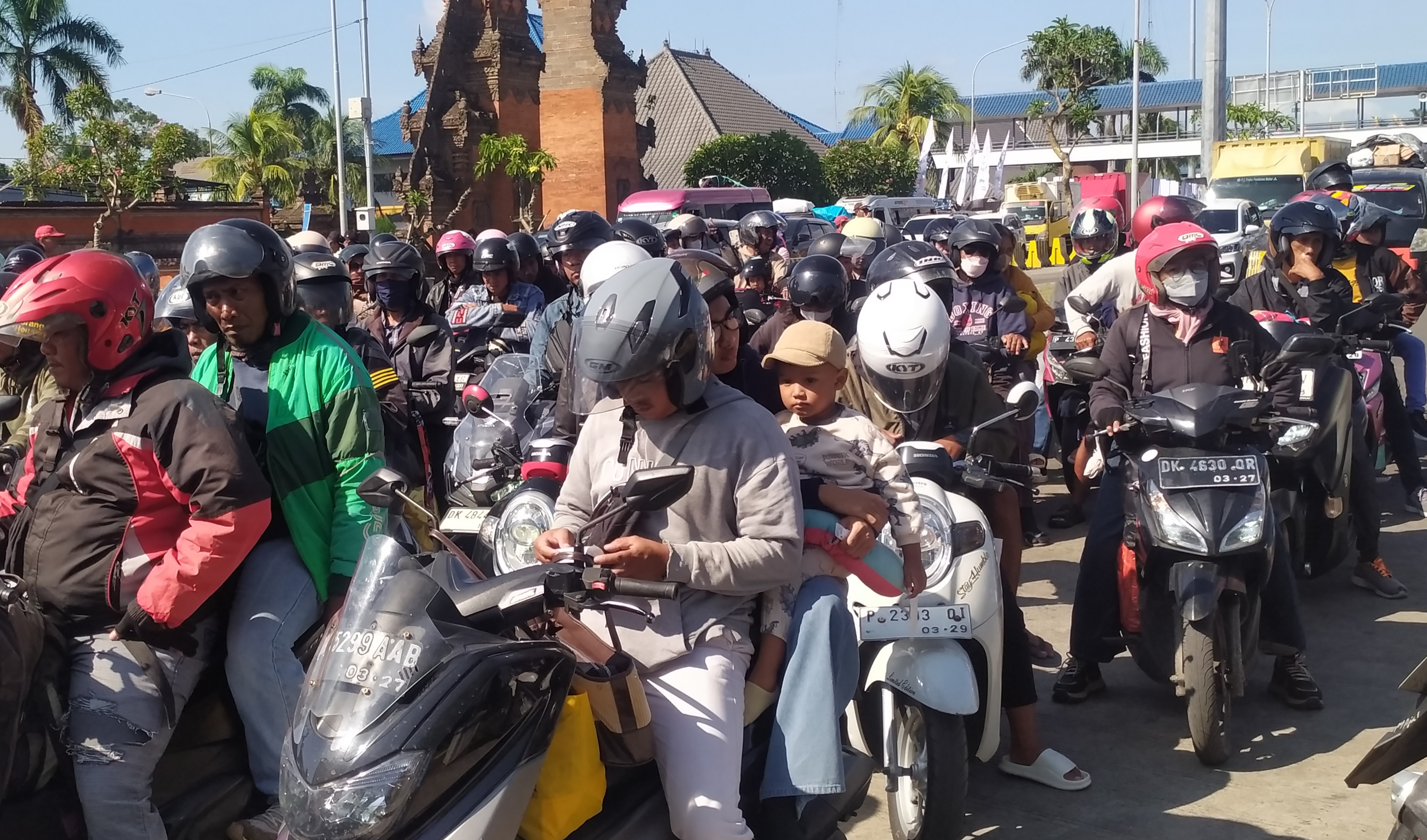 Antrean kendaraan pemudik yang akan menyeberang di Pelabuhan Gilimanuk, Jumat (13/3) lalu. 