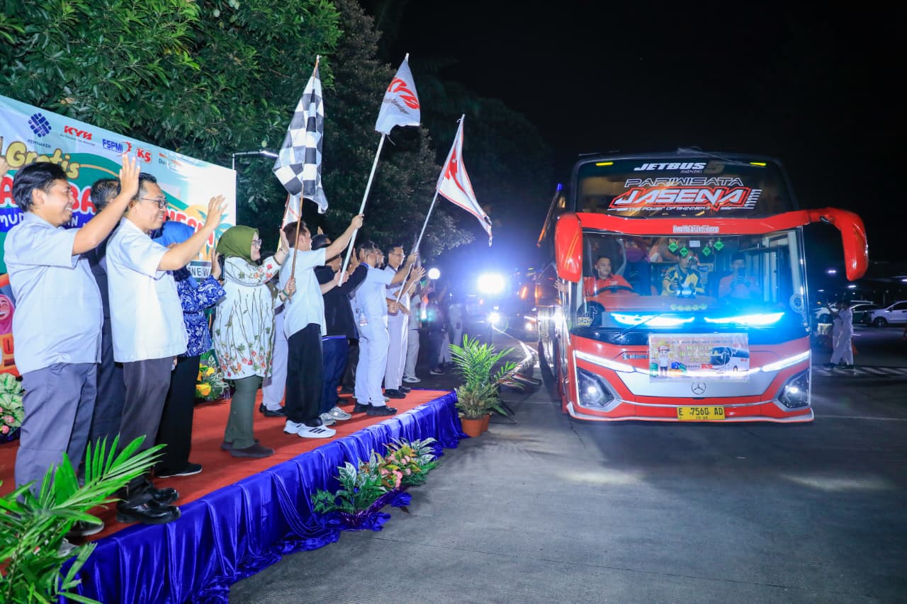Tahun ini, PT Kayaba Indonesia memfasilitasi 236 pemudik menggunakan empat armada bus dengan tujuan sejumlah kota di Jawa Tengah dan Daerah Istimewa Yogyakarta.