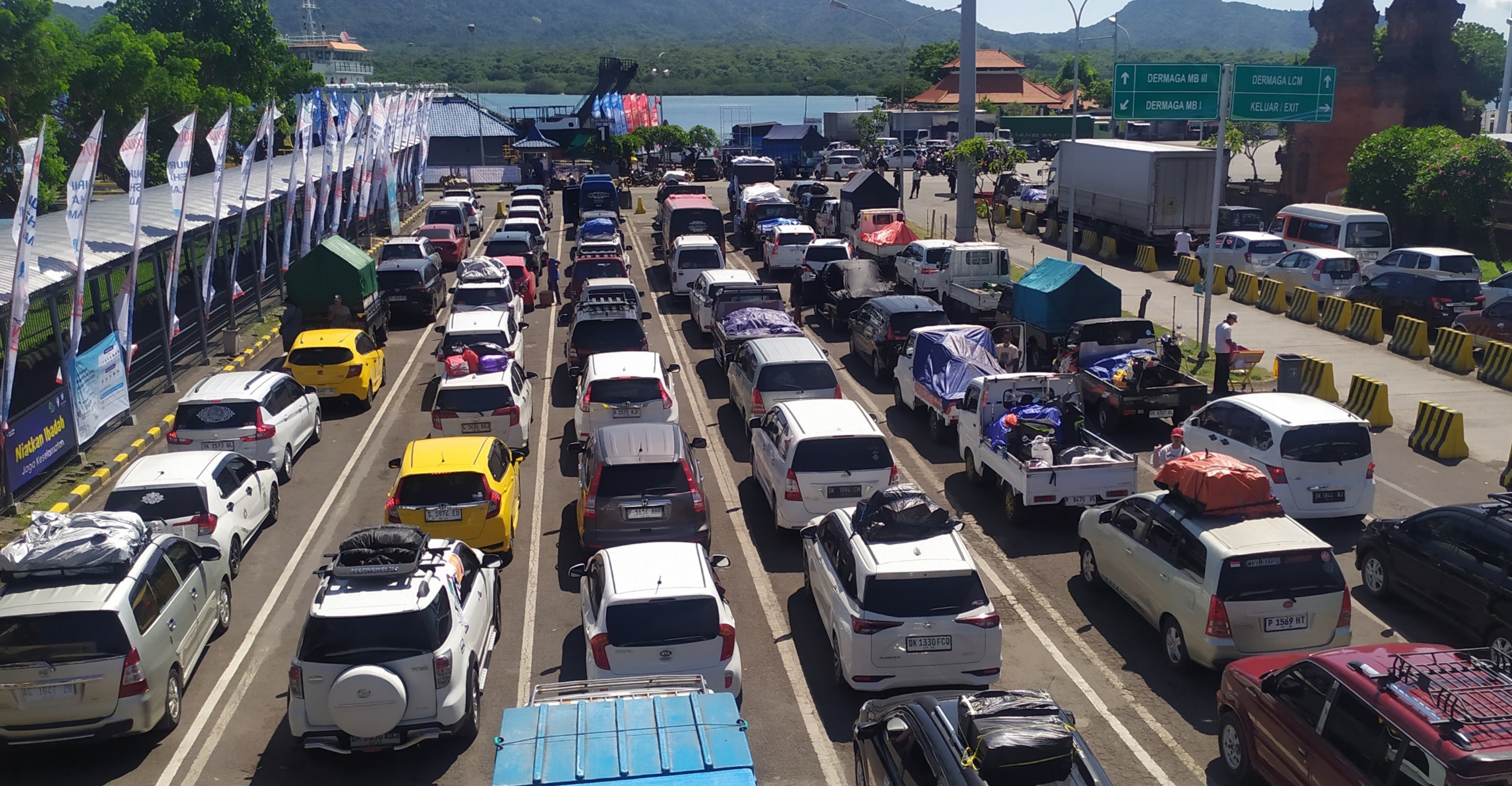 Pemudik terjebak macet hingga 30 Km di  Gilimanuk. Tampak ratusan kendaraan antre masuk kapal. 