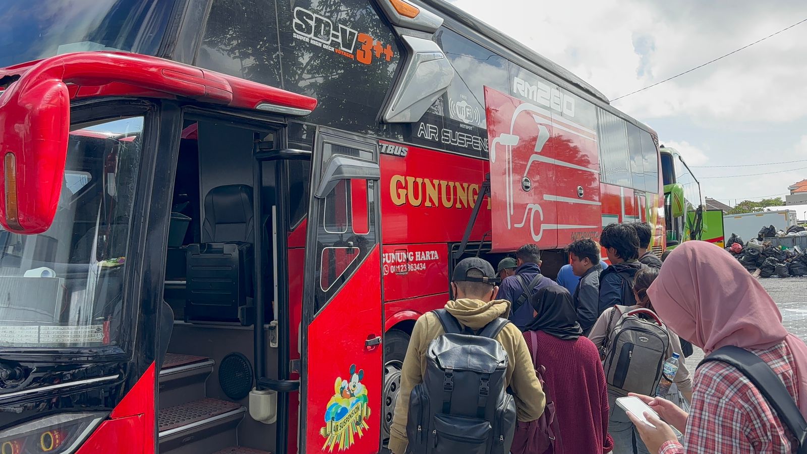 Tiket bus keluar pulau mengalami kenaikan harga hingga 90 persen dan bahkan hampir habis terjual untuk keberangkatan hingga akhir masa puncak.