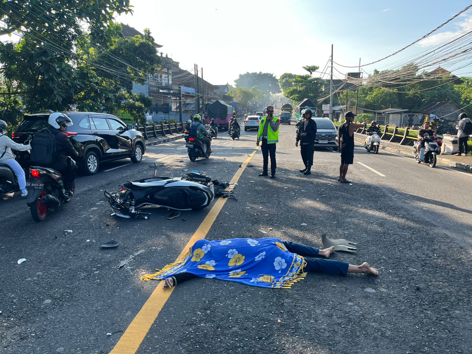 Pemotor NMAX yang tewas dan polisi tengah melakukan olah TKP di Jurusan Denpasar &ndash; Gilimanuk, Banjar Koripan Kelod, Desa Abiantuwung, Kecamatan Kediri, Tabanan.  