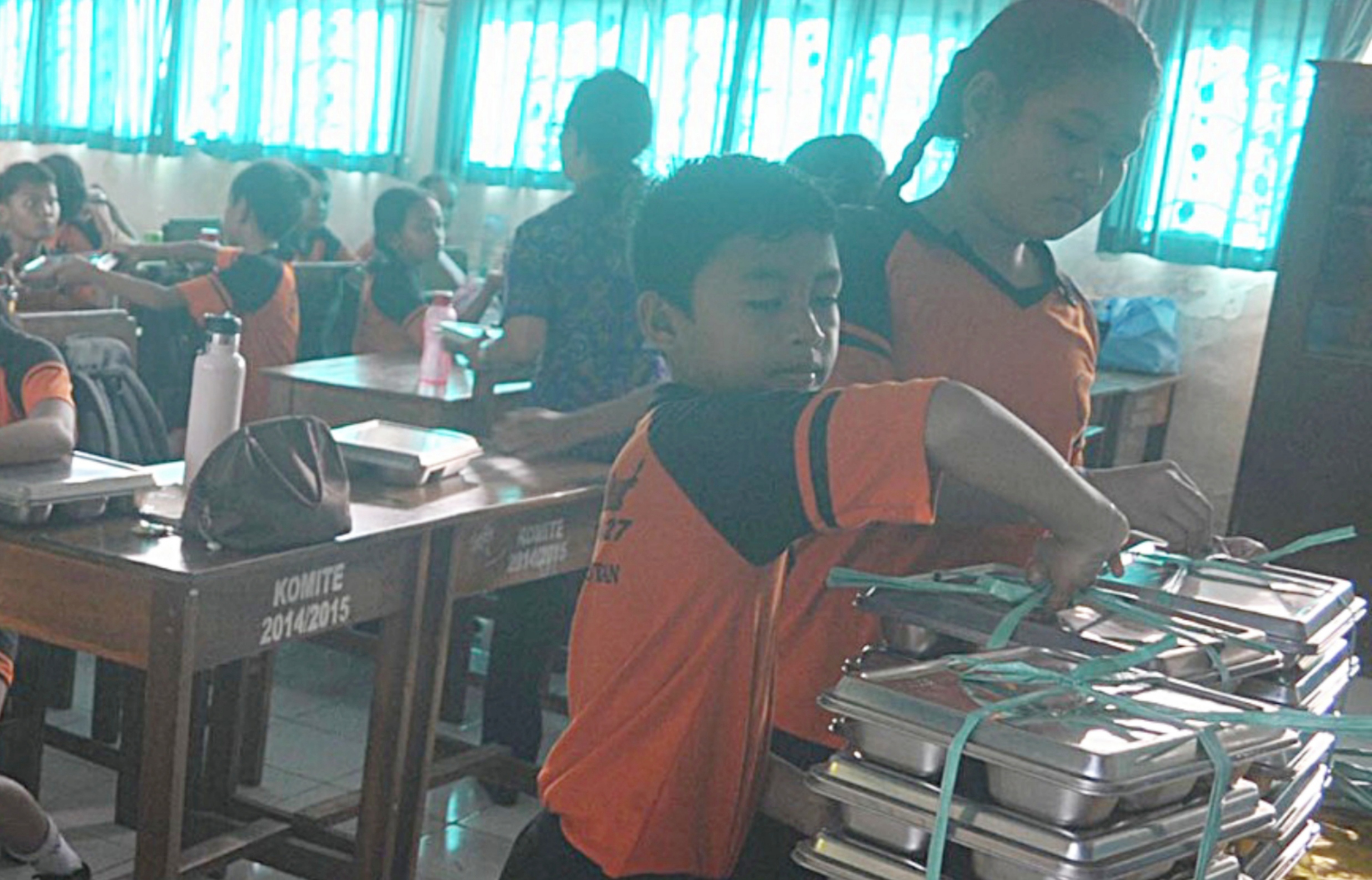 Kegiatan pemberian Makanan Bergizi Gratis (MBG) kepada siswa di sekolah se-Kota Denpasar pada hari terakhir sebelum masa libur Idul Fitri.