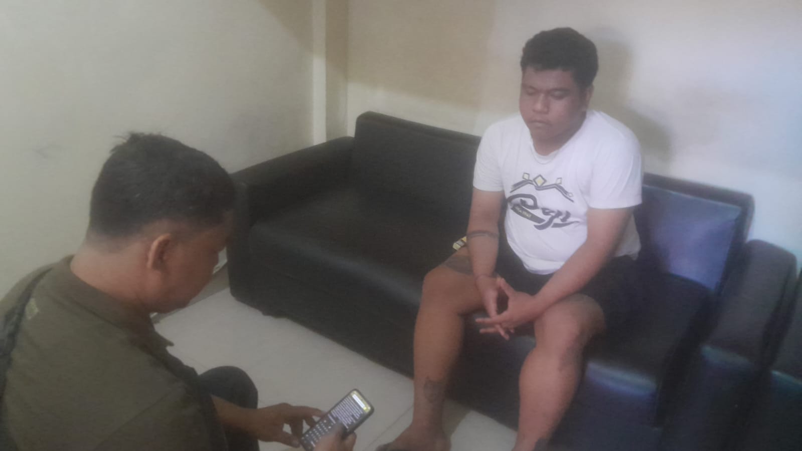 PAW alias SBY (kaos putih) akhirnya ditangkap, setelah ia menggelapkan uang pesanan baju ogoh-ogoh dua STT di Desa Sangsit, Kecamatan Sawan, Kabupaten Buleleng.