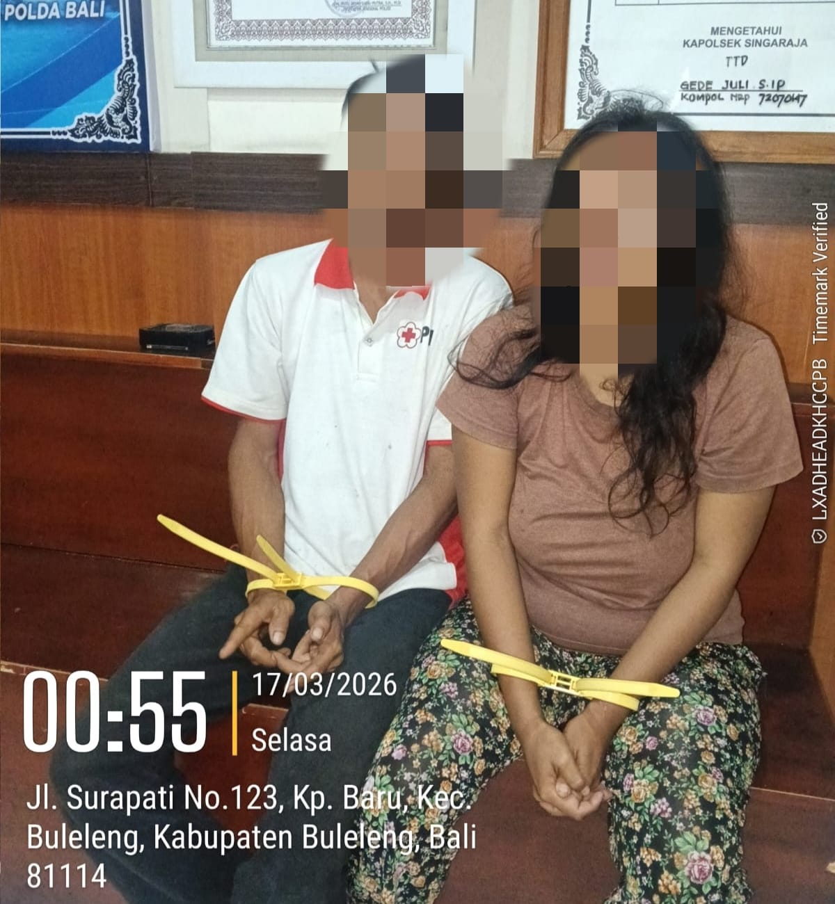 Dua dari empat orang pelaku pencurian yang diamankan polisi, usai ketahuan mencuri di Pura Gede Pemayun Banyuning.