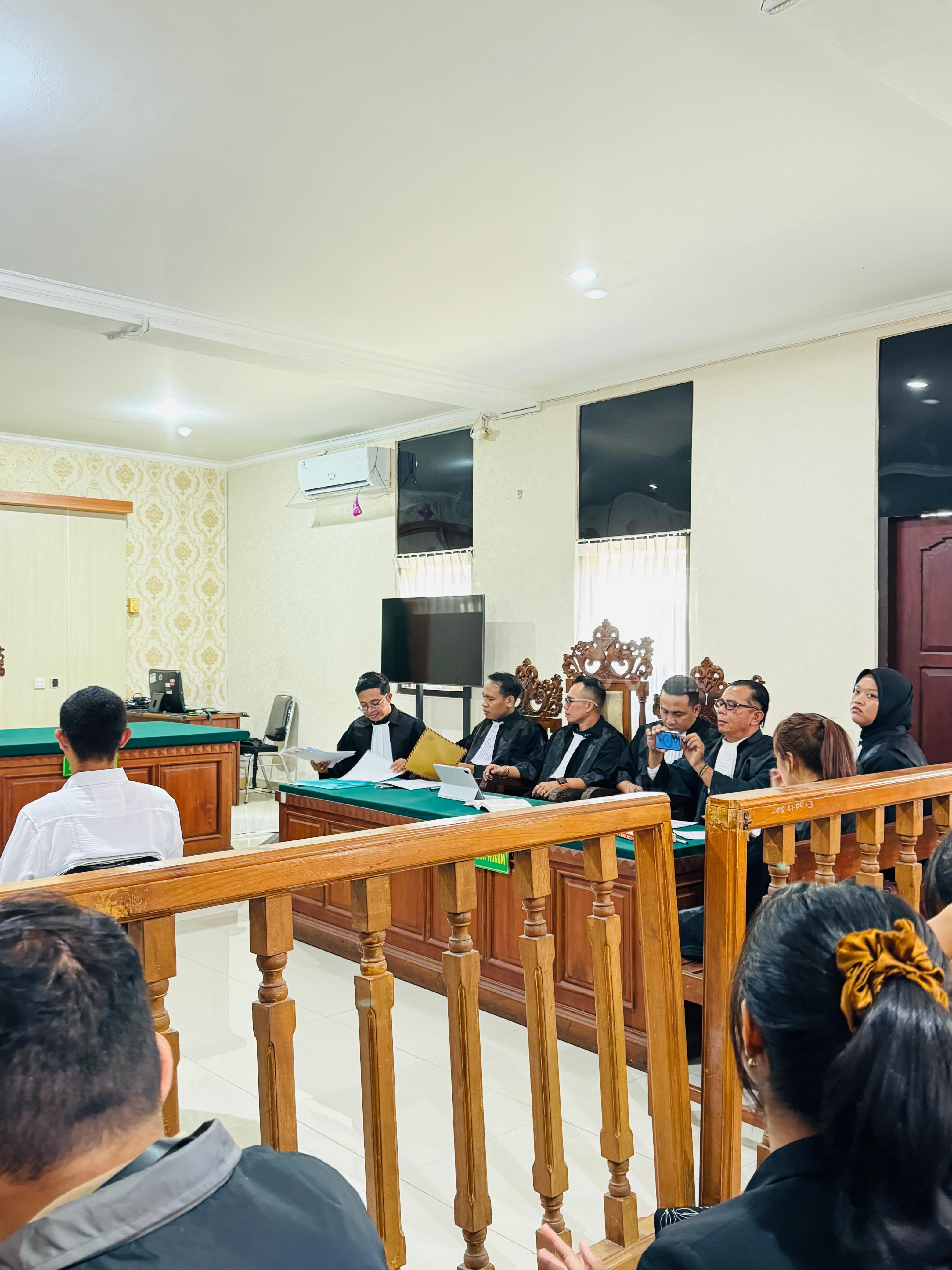 Penasihat hukum Tomy, I Made Ariel Suardana, menyatakan tuduhan bahwa unggahan media sosial milik kliennya berisi ajakan kerusuhan tidak sesuai dengan fakta di lapangan.