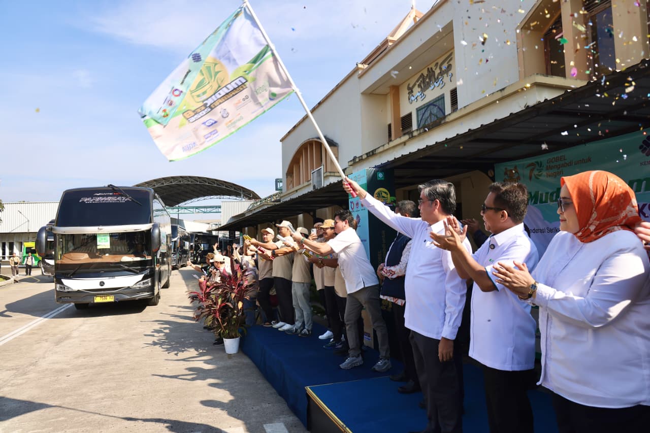 Menteri Ketenagakerjaan Yassierli saat melepas keberangkatan 1.431 pekerja dalam program mudik bersama di kantor pusat PT Panasonic Manufacturing Indonesia, Jakarta Timur, kemarin. 