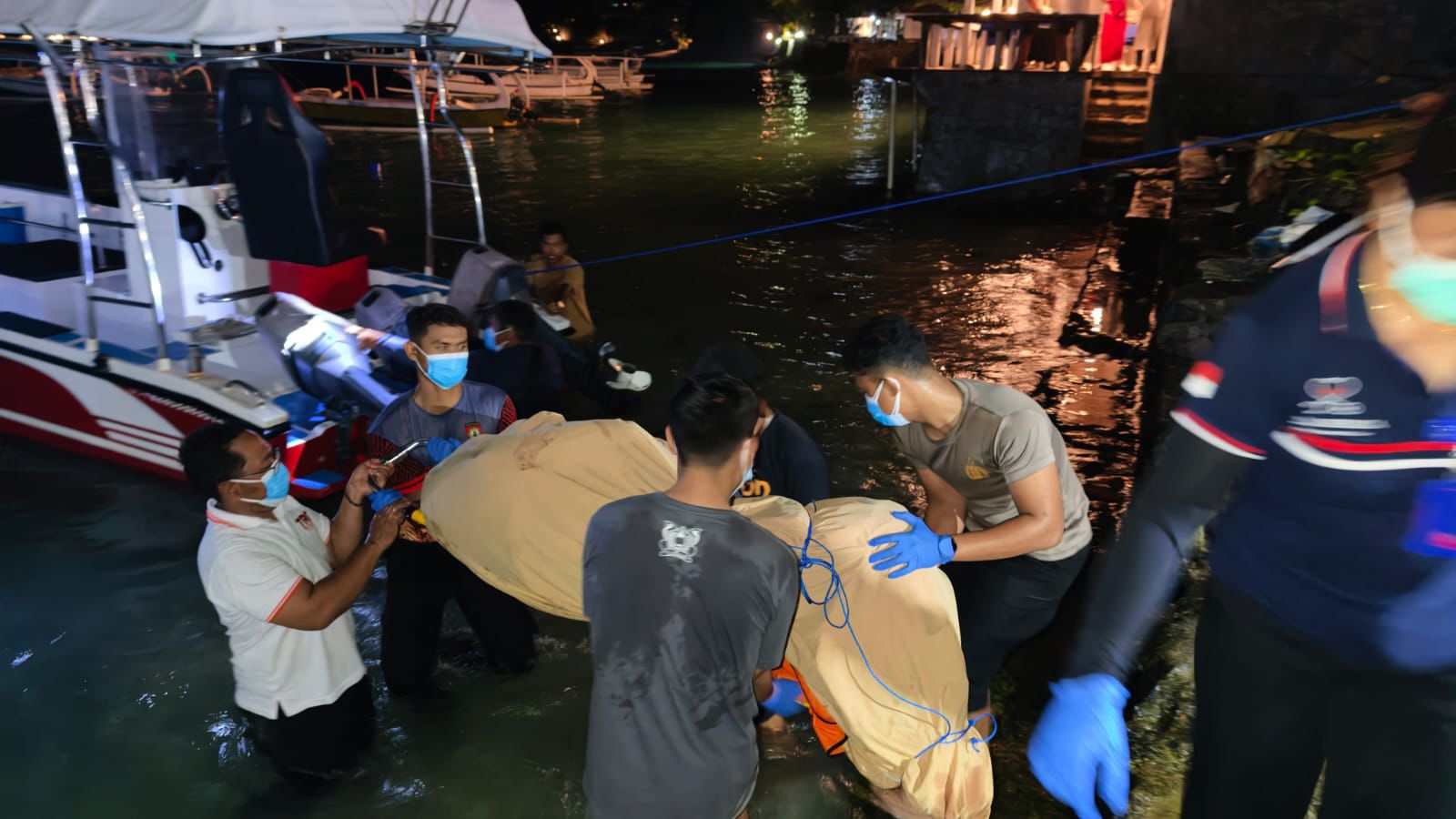 Petugas evakuasi WNA Slovenia yang ditemukan tewas membusuk di Nusa Penida. 