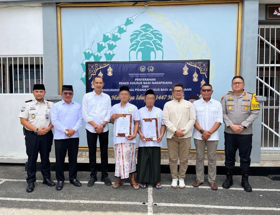 Rumah Tahanan Negara Kelas IIB Klungkung menyerahkan remisi khusus kepada 28 warga binaan yang beragama Islam di Hari Raya Idul Fitri, Sabtu (21/3). 