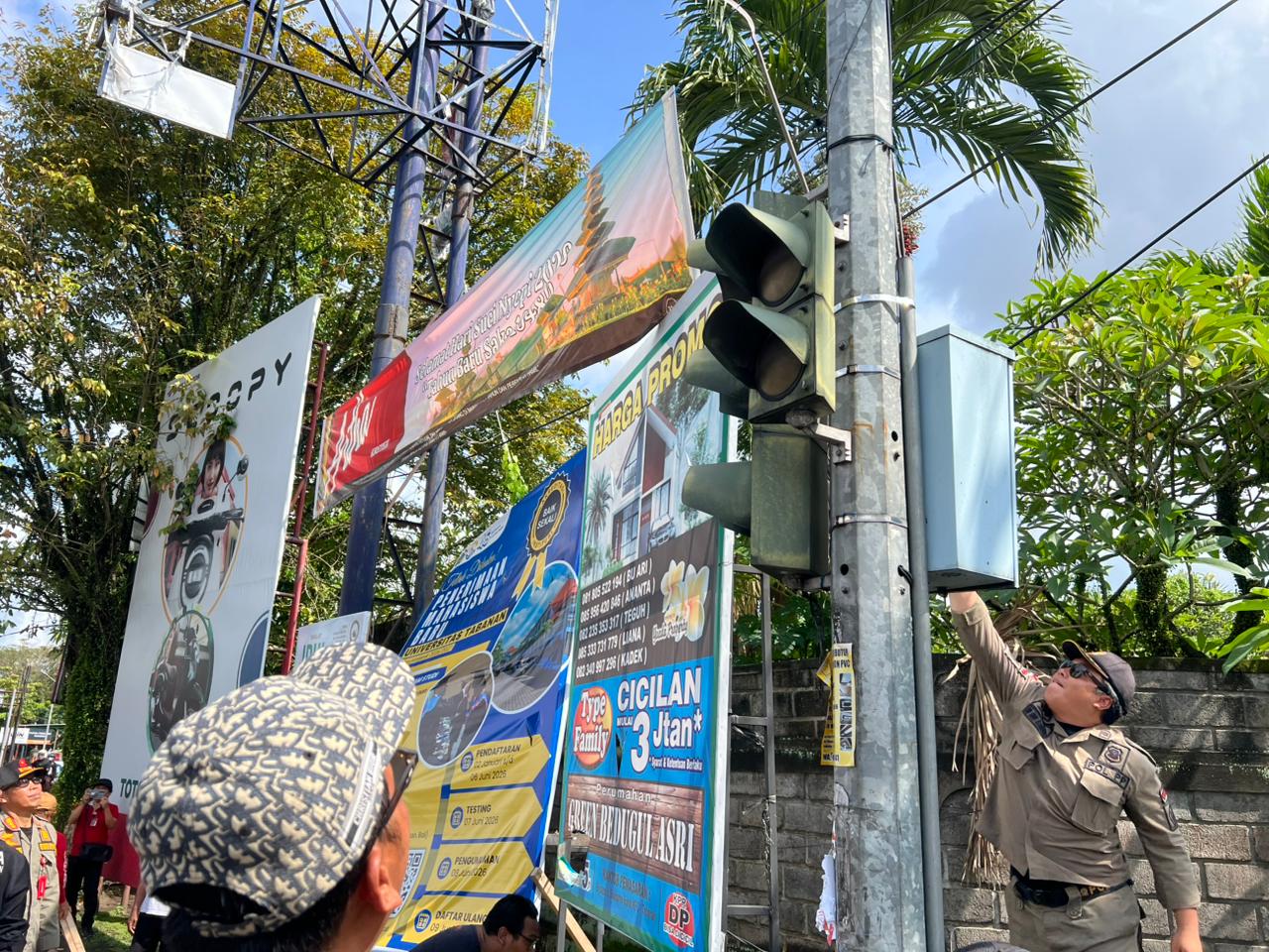 Satuan Polisi Pamong Praja Kabupaten Tabanan menertibkan papan reklame yang dinilai melanggar aturan di wilayah Kecamatan Tabanan dan Kecamatan Kediri pada Minggu kemarin. 