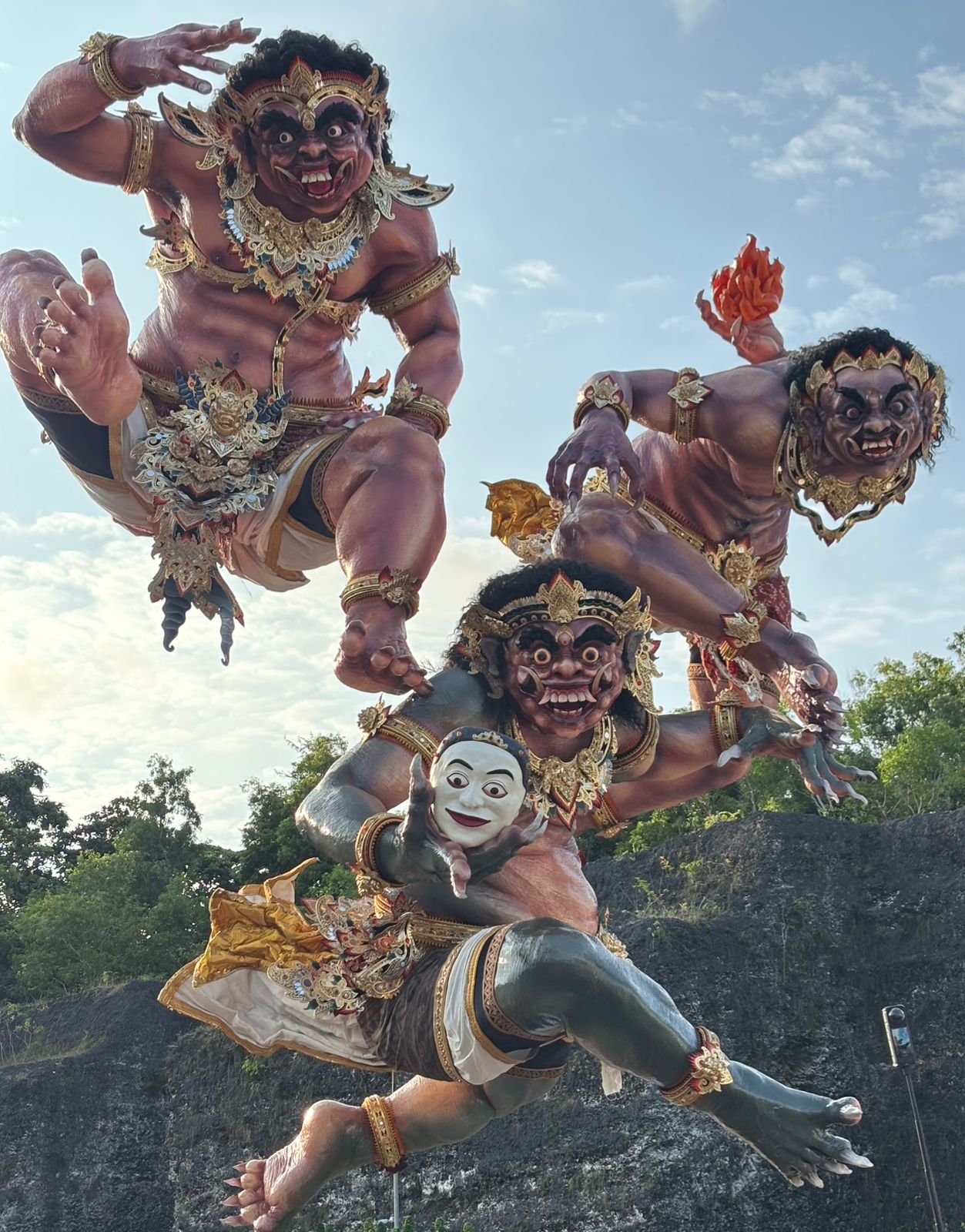PERINGKAT KETIGA: Juara III STT Widya Dharma, Banjar Tengah, Pecatu, Kuta Selatan dengan tema ogoh-ogoh &rdquo;Asuri Bhava&rdquo;. 