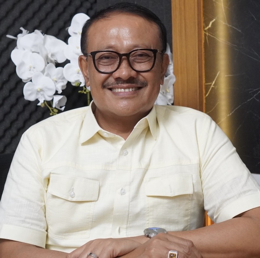 Anggota DPR RI I Gede Sumarjaya Linggih (Demer) mendorong pemerintah untuk mengkaji ulang kebijakan pembangunan perguruan tinggi di Bali.