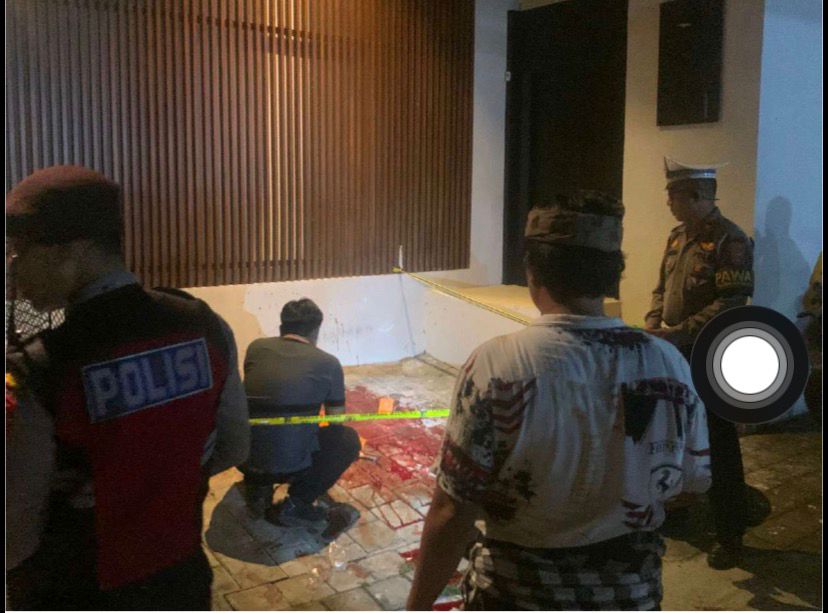 Polisi mendatangi lokasi penikaman WNA Belanda di Kerobokan, Badung, Bali. 
