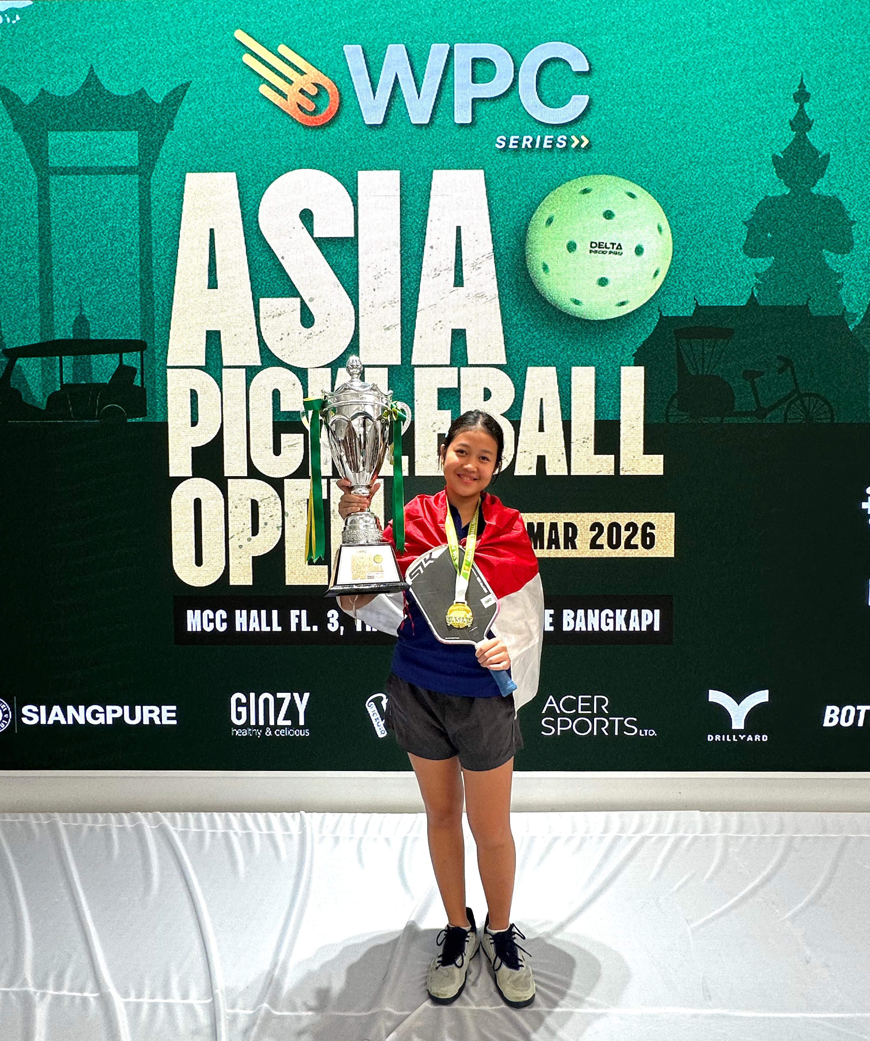  Kadek Lana Lauditha menunjukkan medali emas usai meraih juara nomor mix U-18 World Pickleball Championship Asia. 