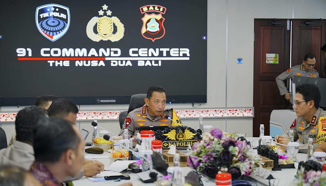  Kapolri Listyo Sigit Prabowo memantau situasi nasional melalui layar pemantauan di 91 Command Center ITDC, Bali, didampingi sejumlah pejabat TNI-Polri dan pemerintah daerah. 
