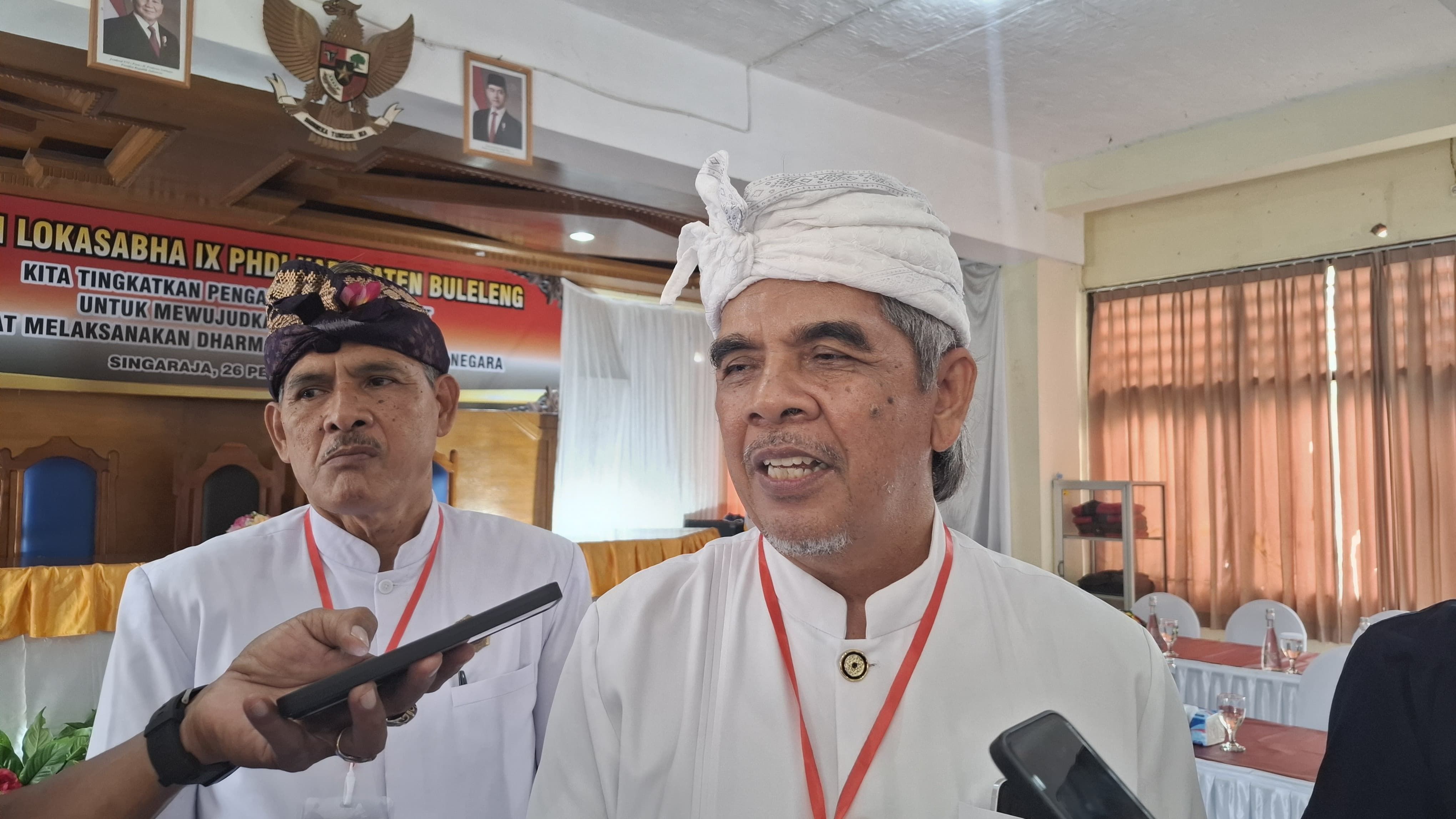 Ketua PHDI Buleleng, Gde Made Metera. Ia mengusulkan pembatasan internet untuk menjaga kekhusyukan Nyepi.