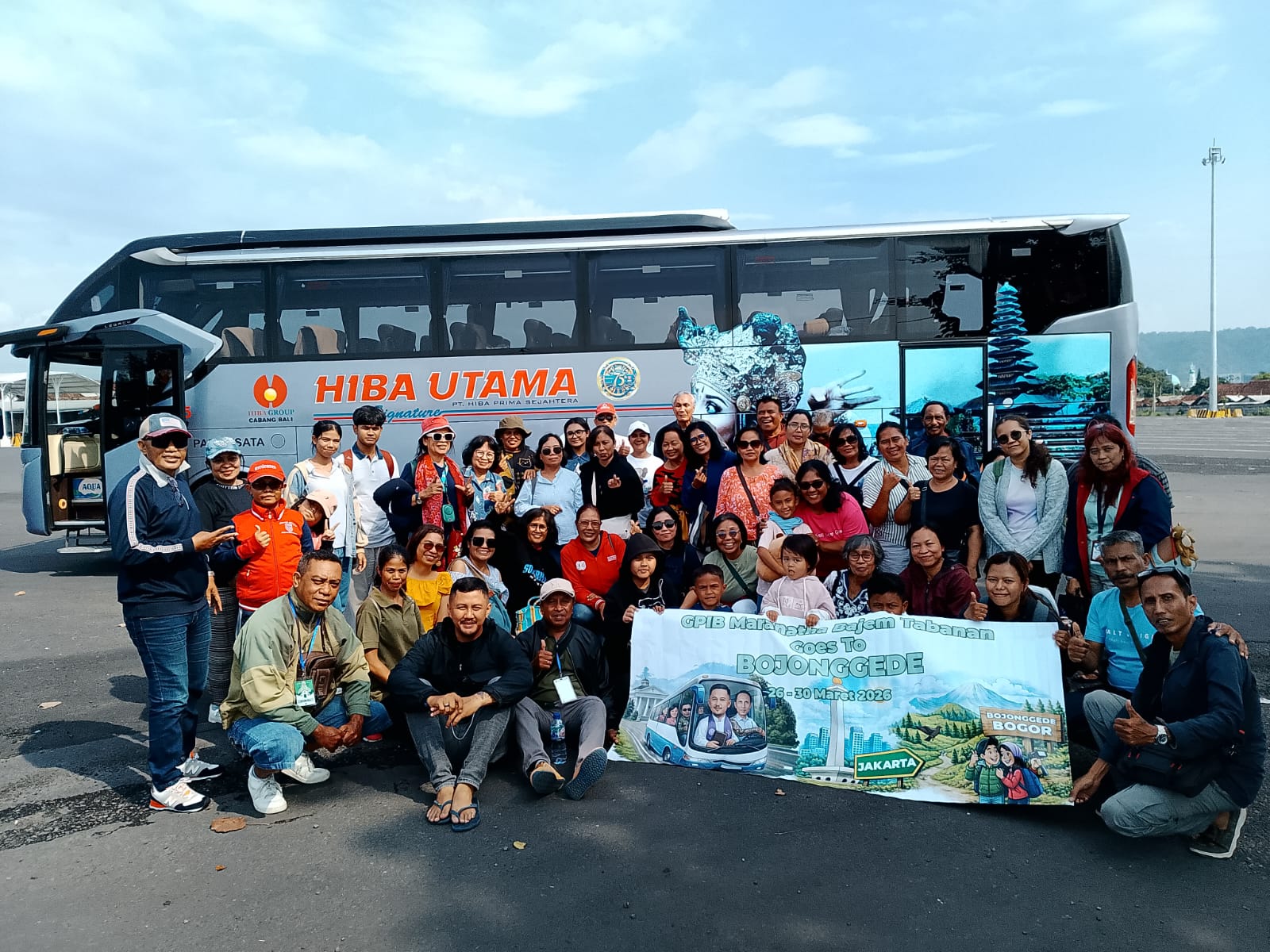 Warga Bakal Jemaat (Bajem) Gereja Imanuel Rindam IX/Udayana mengantar pendetanya, Pdt. Fison Sukanegara Hendri Bailaen, yang pindah tugas ke GPIB Bojonggede, Bogor, Jawa Barat, pada Rabu subuh. 