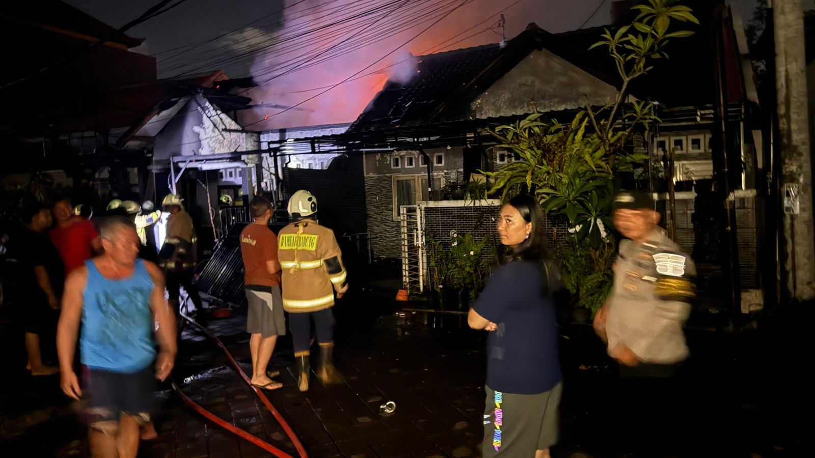 Petugas pemadam kebakaran berupaya memadamkan api yang melanda Perumahan GTT Dalung, Jalan Cendana VII, Desa Dalung, Kecamatan Kuta Utara, Kabupaten Badung, Rabu (25/3/2026) dini hari.