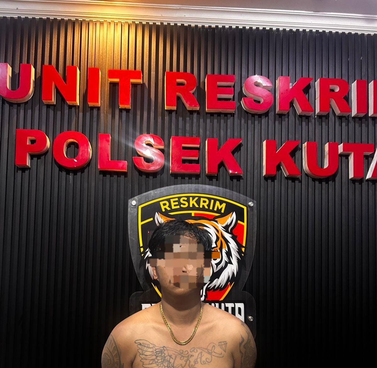 Dua terduga pelaku yang diamankan Polsek Kuta adalah LG alias Arif, 29 tahun asal Bantul dan ON alias Mesak, 29 tahun,  asal Malaka. Keduanya melakukan pengeroyokan dan perusakan mobil. 