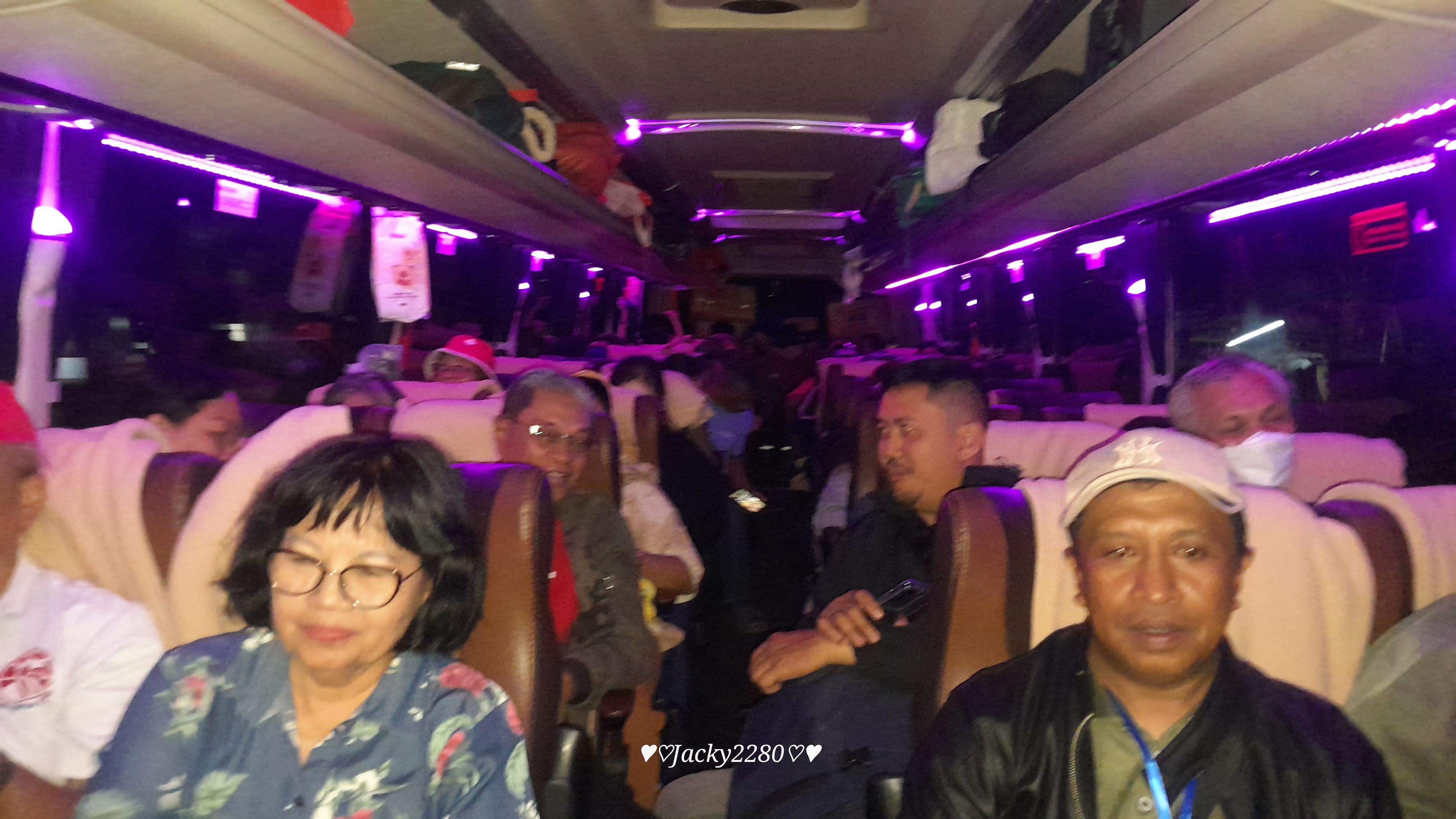 Warga Bakal Jemaat Gereja Imanuel Rindam IX/Udayana mengantar pendetanya, Pdt. Fison Sukanegara Hendri Bailaen, yang pindah tugas ke GPIB Bojonggede, Kabupaten Bogor, Jawa Barat, pada Rabu pagi. 