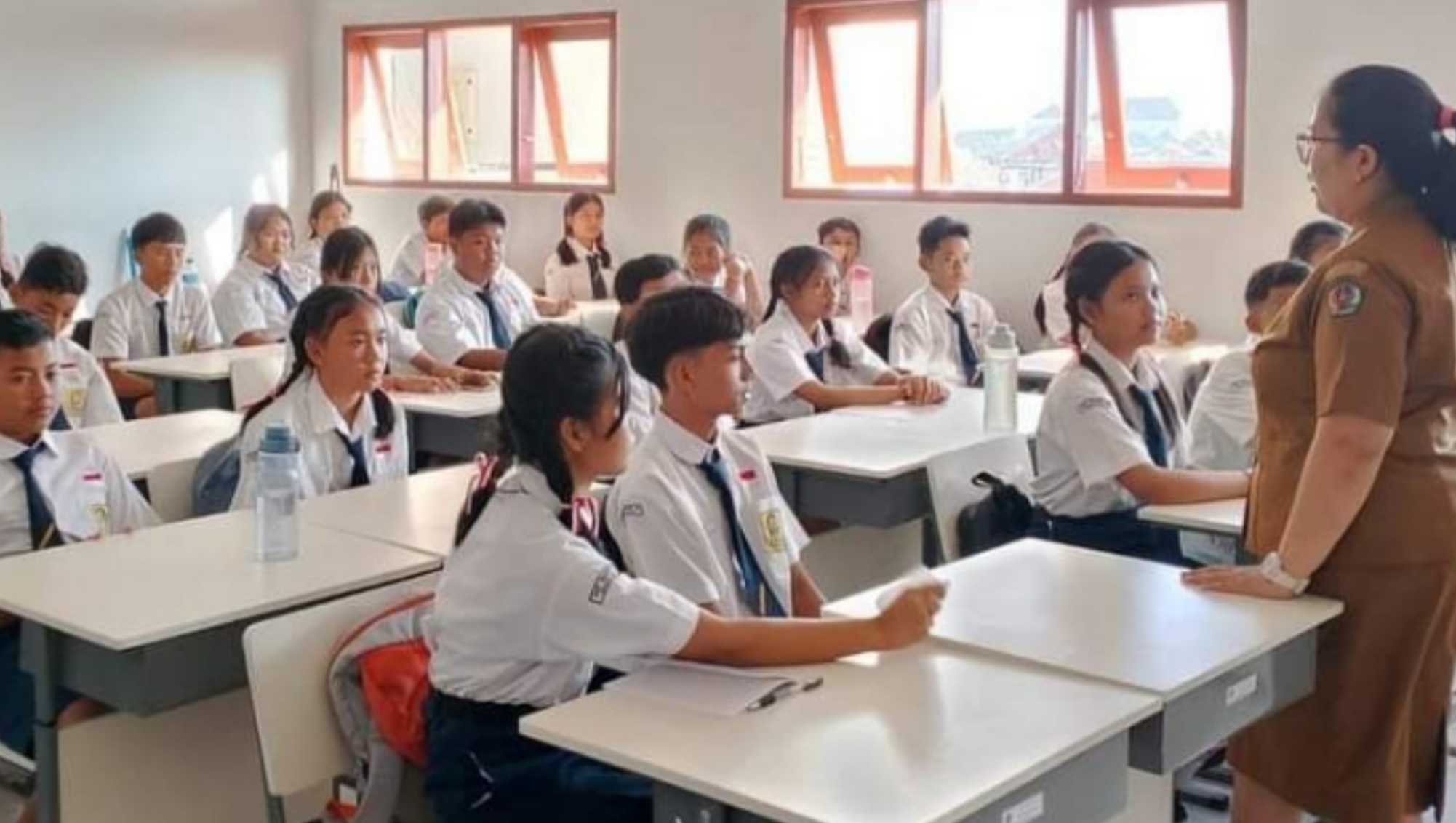 Siswa dalam kegiatan belajar mengajar di salah satu kelas SMP 16 Denpasar yang berlokasi di kawasan Densel.