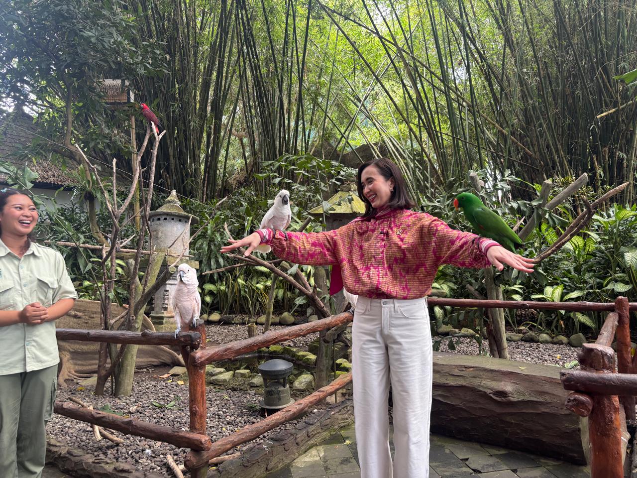 Menteri Pariwisata RI Widiyanti Putri Wardhana berinteraksi dengan satwa saat mengunjungi kebun binatang di Gianyar, Rabu (25/3) kemarin. 