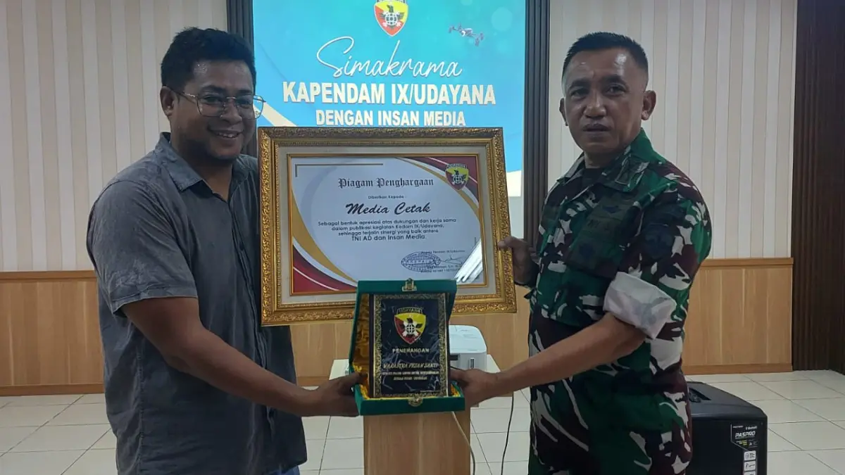 Andre Sula (wakil wartawan Radar Bali) bersama Waka Pendam IX/Udayana Letkol Inf. M. Apandi dalam acara Simakrama. (Foto Ida Bagus Alit Susanta) 