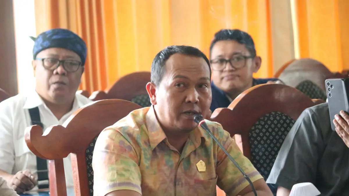 Anggota DPRD Buleleng, Made Suarsana angkat bicara soal nasib korban pembacokan di Buleleng yang tidak punya jaminan kesehatan. (Foto DPRD Buleleng) 