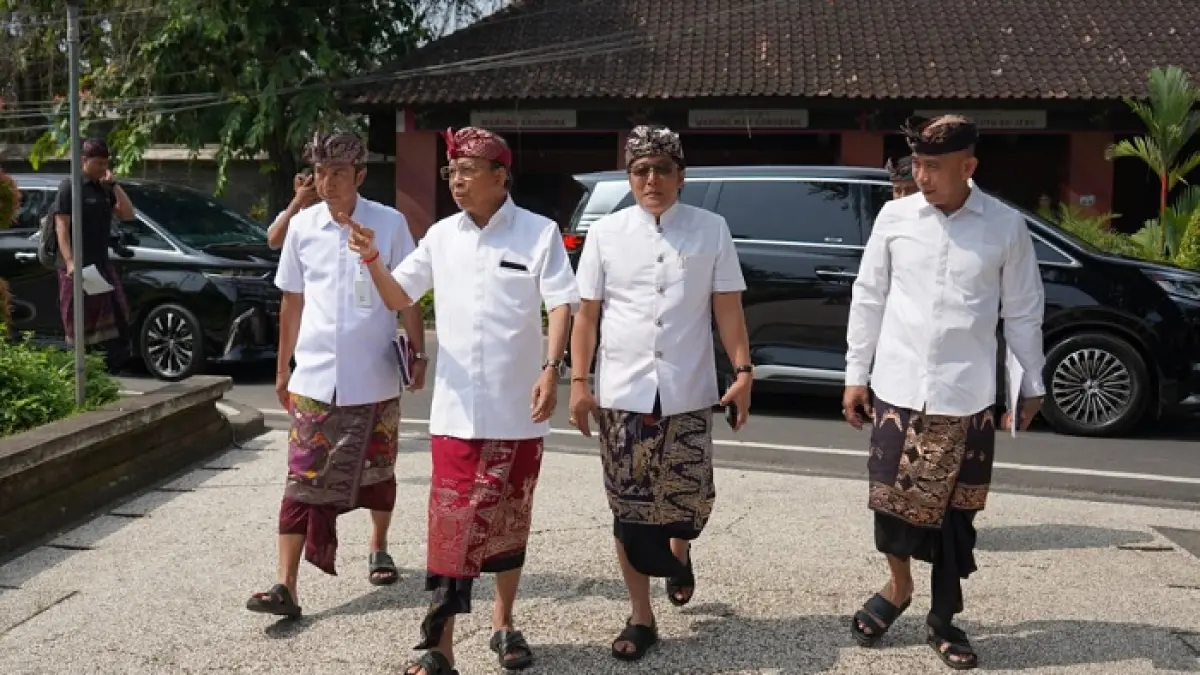 Gubernur Bali Wayan Koster meminta wakil gubernur menggunakan kendaraan dinas mobil listrik.