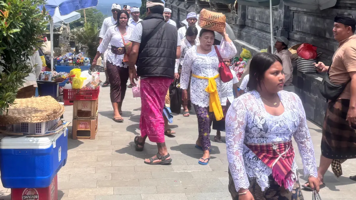 Pedagang kaki lima masih terlihat mangkal di jalur utama menuju Pura Agung Besakih, Kamis (26/3) kemarin. (Foto zulfika rahman) 