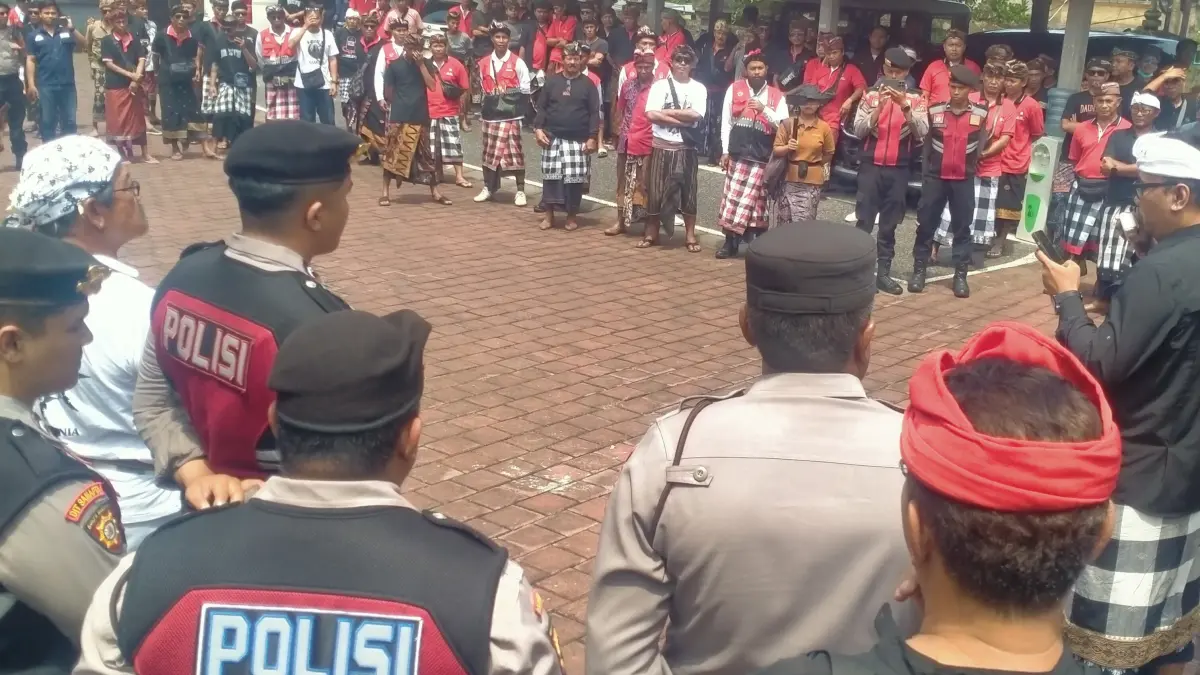 Ratusan krama Desa Sesandan dari tiga banjar adat yang menggerudug ke Kantor DPRD Tabanan mesadu perihal masalah tapal batas yang kini bersengketa dengan Desa Buruan, Penebel Tabanan. (Foto Juliadi) 