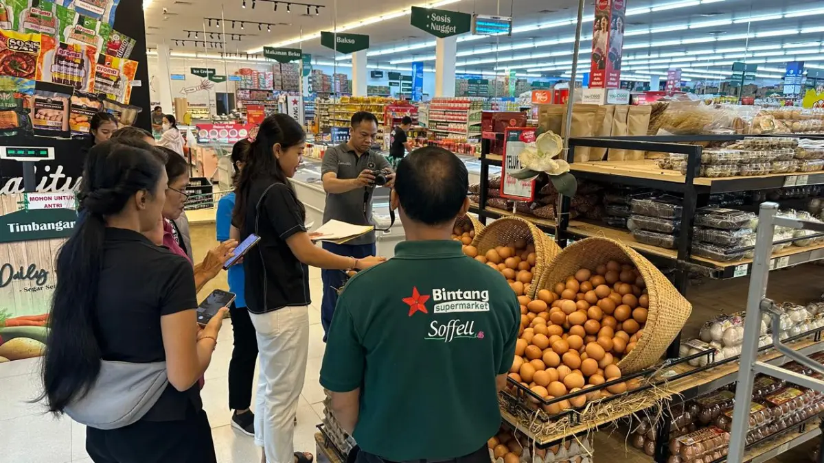 Satgas Saber Pangan Polda Bali bersama instansi terkait melakukan inspeksi mendadak (sidak) di Supermarket Bintang, Jalan Hayam Wuruk, Denpasar, Minggu (29/3/2026), untuk memastikan stabilitas harga dan ketersediaan bahan pokok pasca hari besar keagamaan. (Foto Polda Bali) 
