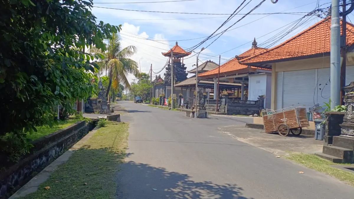 Persimpangan jalan di Banjar  Gumicik ini menjadi saksi bisu aksi Penganiayaan berdarah oleh pelaku IW. AP terhadap korban Gung Anom. (Istimewa) 