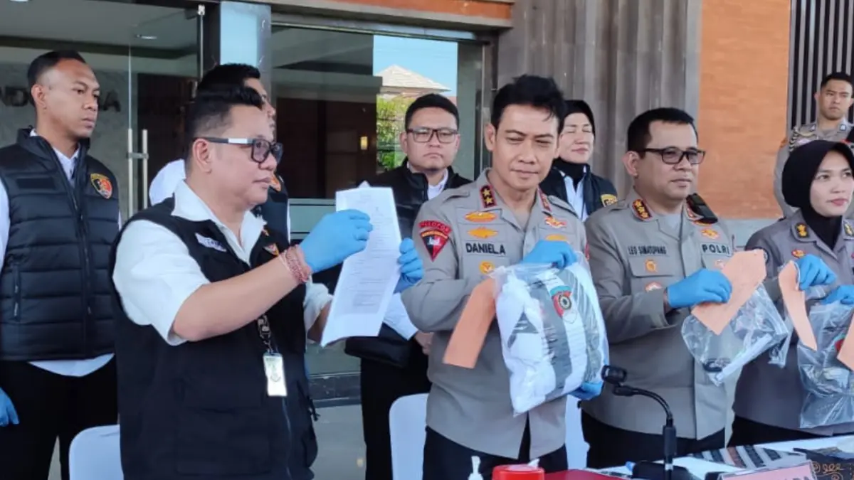 Kapolda Bali Irjen Pol Daniel Adityajaya (tengah) menunjukkan barang bukti saat rilis kasus penculikan warga negara Ukraina di Mapolda Bali, Senin (30/3). Polisi menetapkan tujuh WNA sebagai tersangka, enam di antaranya berstatus DPO dan satu telah ditangkap di NTB. (Foto Adrian Suwanto) 