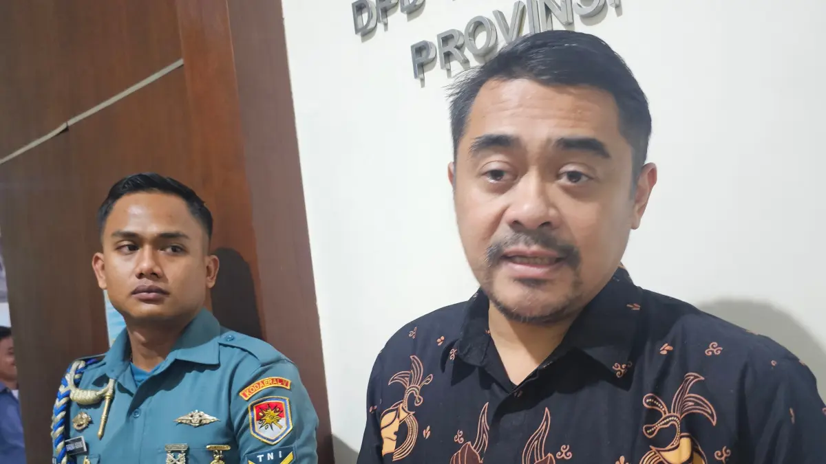 Anggota DPD RI Bali Arya Wedakarna saat ditemui di kantor DPD RI Bali Jalan Cok Agung Tresna, Renon melakukan klarifikasi  soal berita yang direpost kemarin. (Foto Ni Kadek Novi Febriani) 