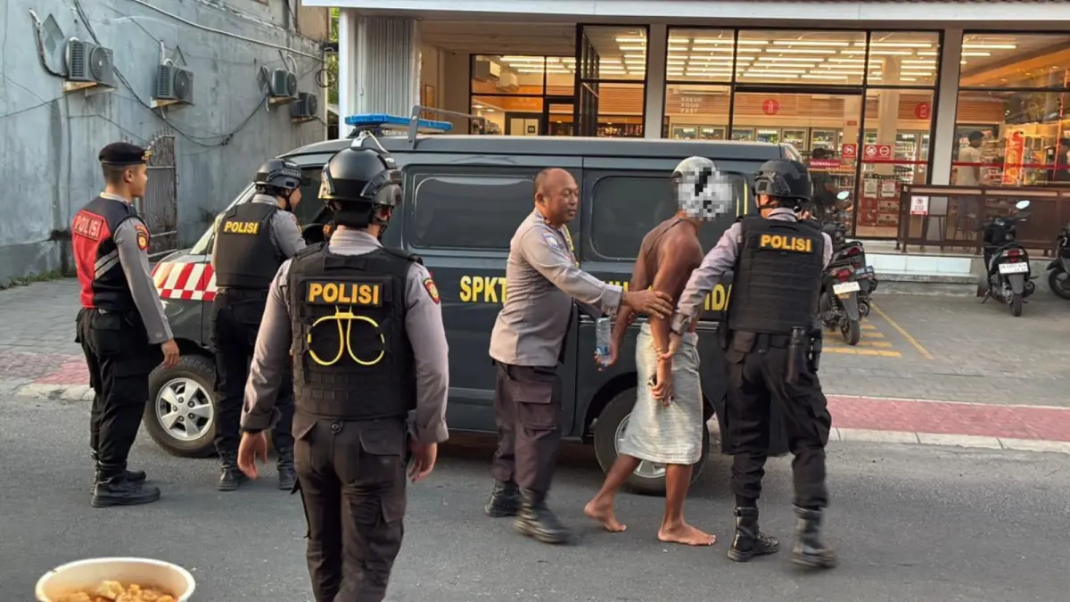 Polisi mengamankan seorang WNA asal Amerika Serikat yang bikin onar di Nusa Penida. (Foto istimewa) 