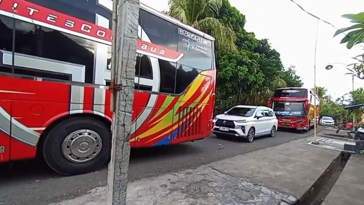 Bus yang melintasi pemukiman warga Kelurahan Gilimanuk – kondisi ini memicu protes keras dari warga karena dianggap membahayakan dan merusak fasilitas umum. (Foto Lurah) 