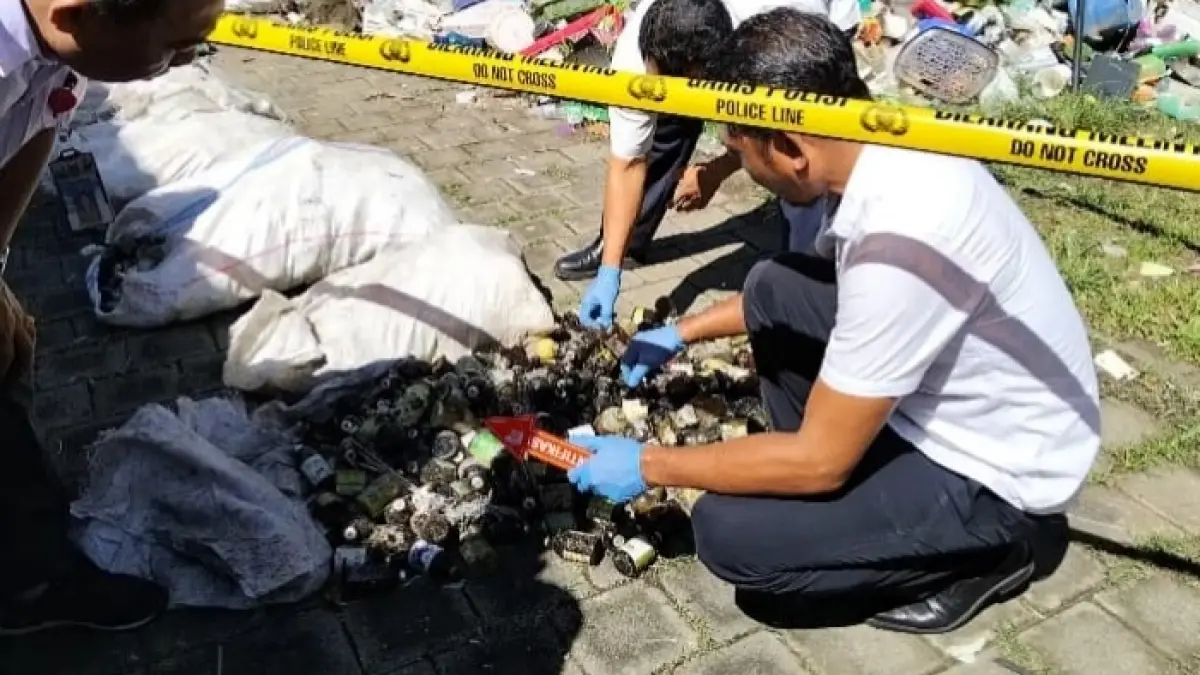 Inafis Polres Jembrana melakukan penyelidikan limbah B3 yang ditemukan di kawasan hutan pinggir jalan Denpasar-Gilimanuk, yang berpotensi mengancam lingkungan dan kesehatan masyarakat. (Foto Polres Jembrana) 