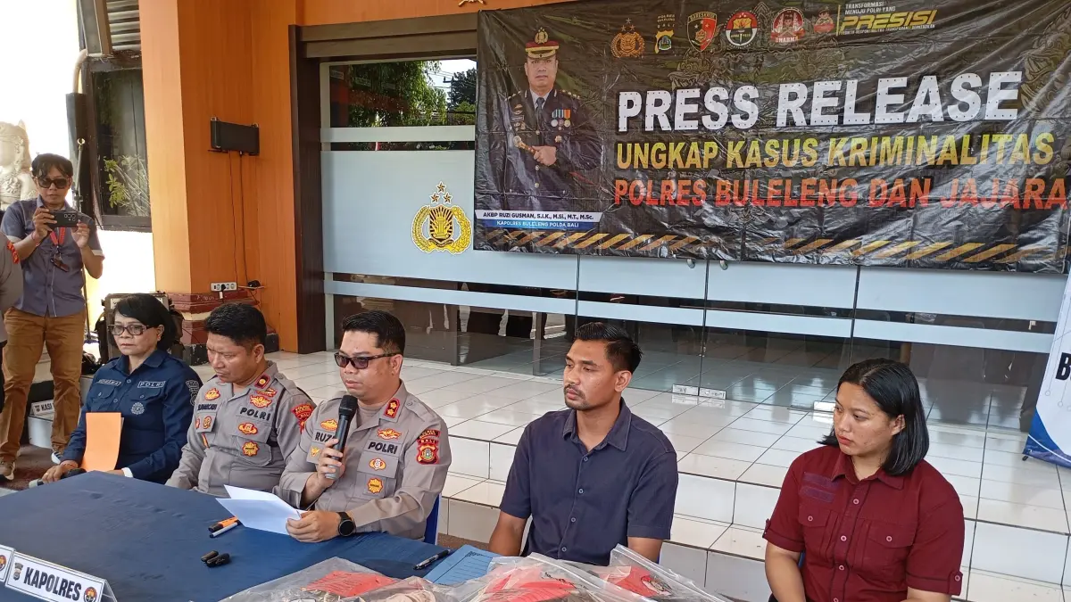 Kapolres Buleleng, AKBP Ruzi Gusman menunjukkan barang bukti kabel yang digunakan untuk menganiaya anak panti asuhan Ganesha Sevanam. (Foto Junior) 
