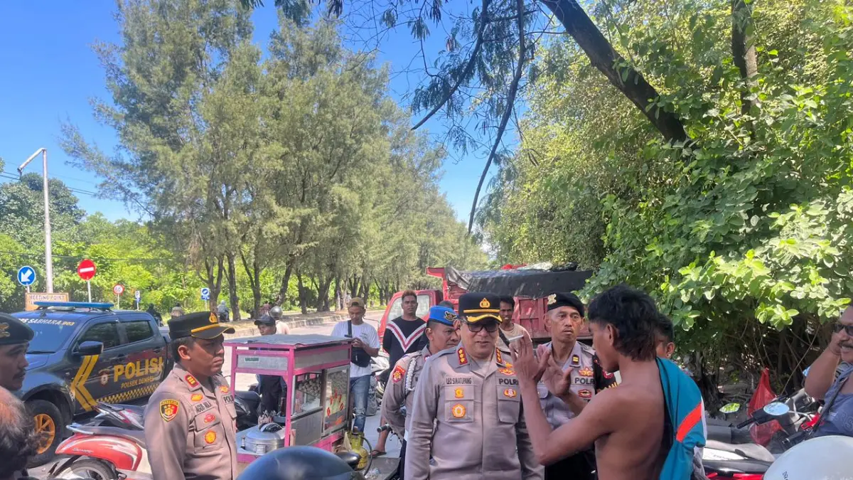 Kapolresta Denpasar Kombes Pol. Leonardo D. Simatupang memantau proses pemeriksaan truk pengangkut sampah di TPA Suwung, Kamis (2/4/2026), untuk memastikan situasi tetap kondusif. (Istimewa) 