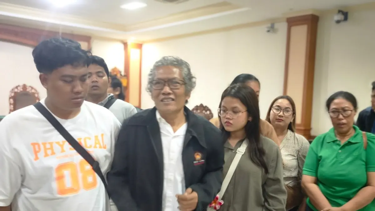 Mantan Ketua LPD Desa Adat Yangbatu I Putu Sumadi di Pengadilan Tipikor Denpasar saat menjalani sidang tuntutan. (FOTO M. SANDIJAYA) 