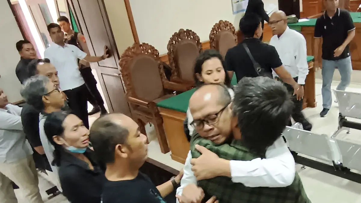 Terdakwa dugaan korupsi pengadaan beras untuk ASN Tabanan memeluk keluarganya di Pengadilan Tipikor Denpasar, Kamis (2/4/2026), setelah mendapatkan vonis bebas. (Foto M. SANDIJAYA) 