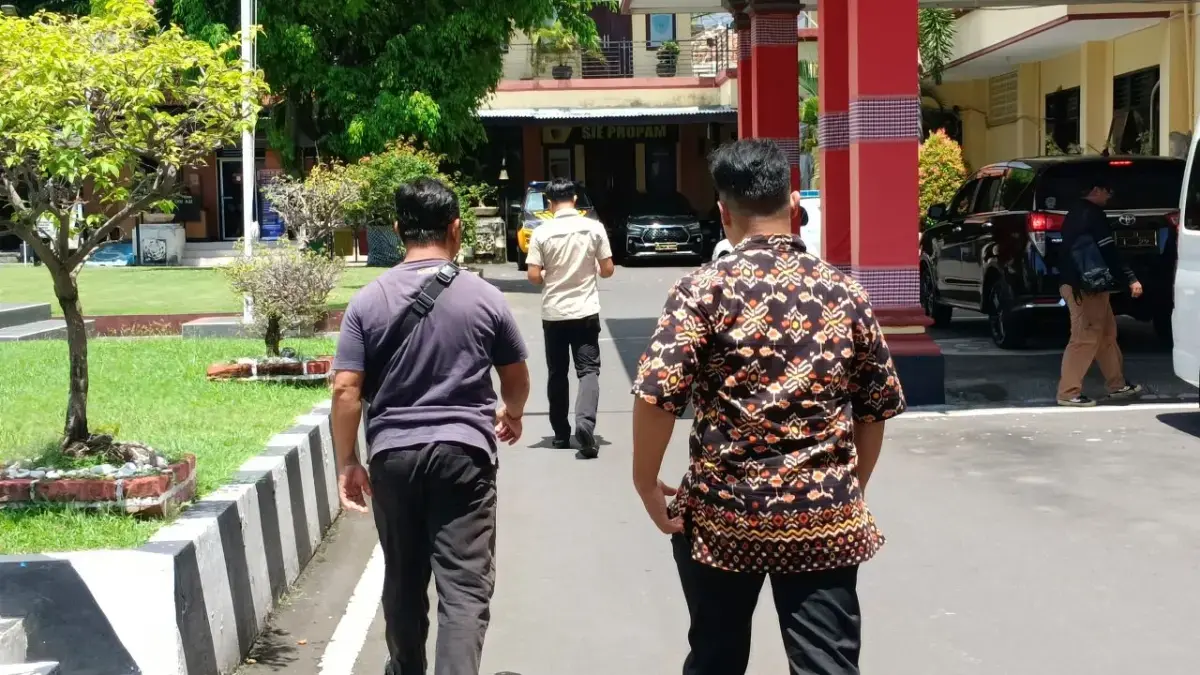 Perbekel Sudaji, I Made Ngurah Fajar Kurniawan (baju polo abu-abu) setelah pemeriksaan kesehatan di poliklinik Polres Buleleng. Ia ditahan karena kasus penipuan. (Foto Eka Prasetya) 
