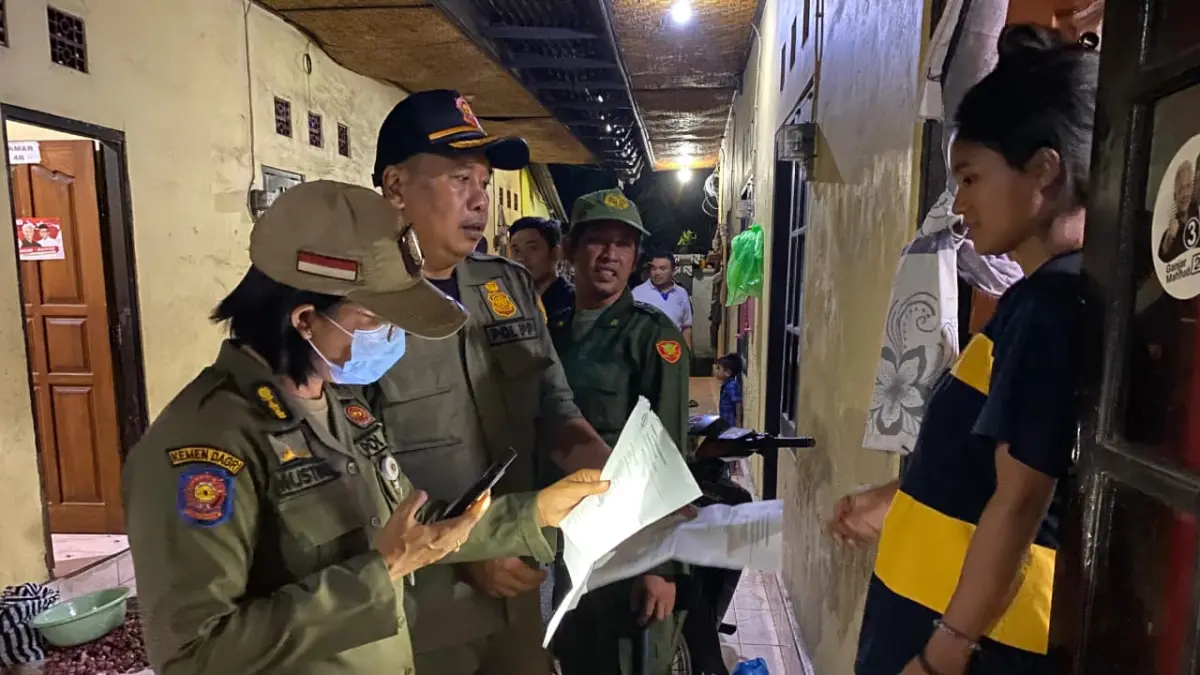 Personel Satpol PP dan Pemadam Kebakaran saat menggelar sidak penduduk pendatang di Kelurahan Semarapura Kelod, Rabu lalu. (Foto Satpol PP Klungkung) 
