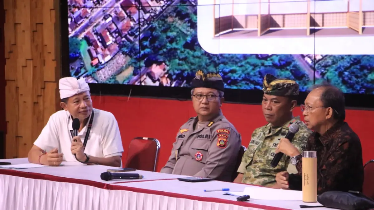 Rapat persiapan Karya Ida Bhatara Turun Kabeh (IBTK) dipimpin Gubernur Bali Wayan Koster di Wyata Graha Besakih, Selasa lalu. (Foto Istimewa) 