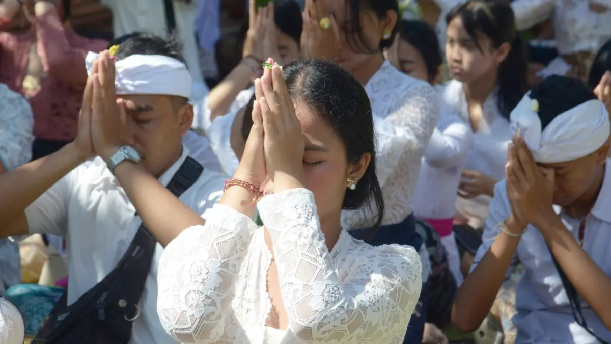 Ribuan umat Hindu memadati Pura Jagatnatha, Denpasar, untuk melaksanakan persembahyangan dalam rangka Hari Suci Saraswati, Sabtu (4/4). (Foto Adrian Suwanto) 