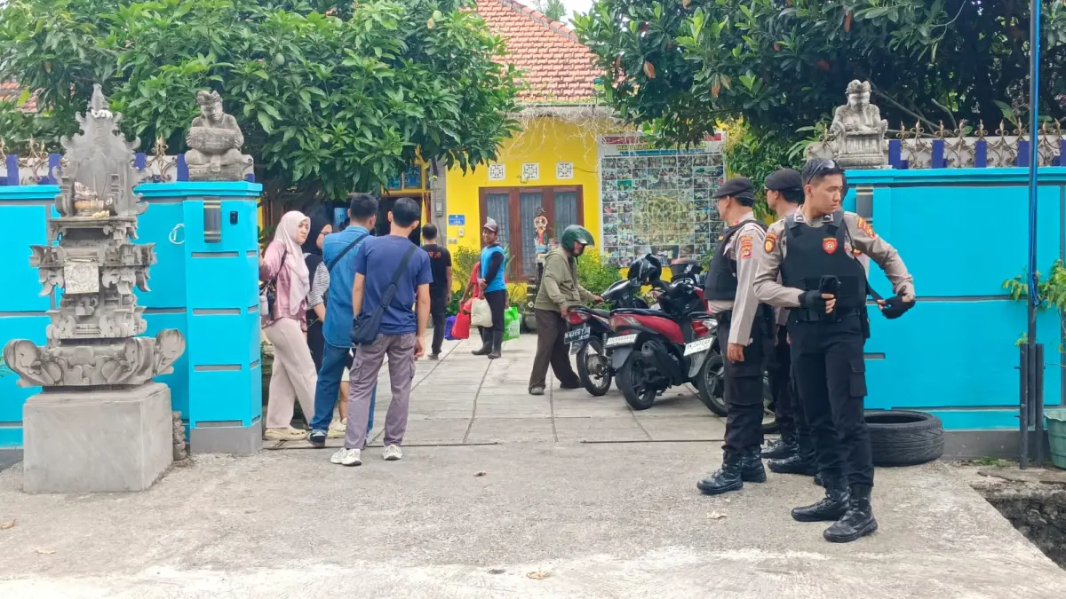 Suasana pemindahan anak-anak Panti Asuhan Ganesha Sevanam menyusui dikeluarkannya surat keputusan Bupati Buleleng tentang penghentian sementara kegiatan lembaga tersebut. (Foto Junior) 