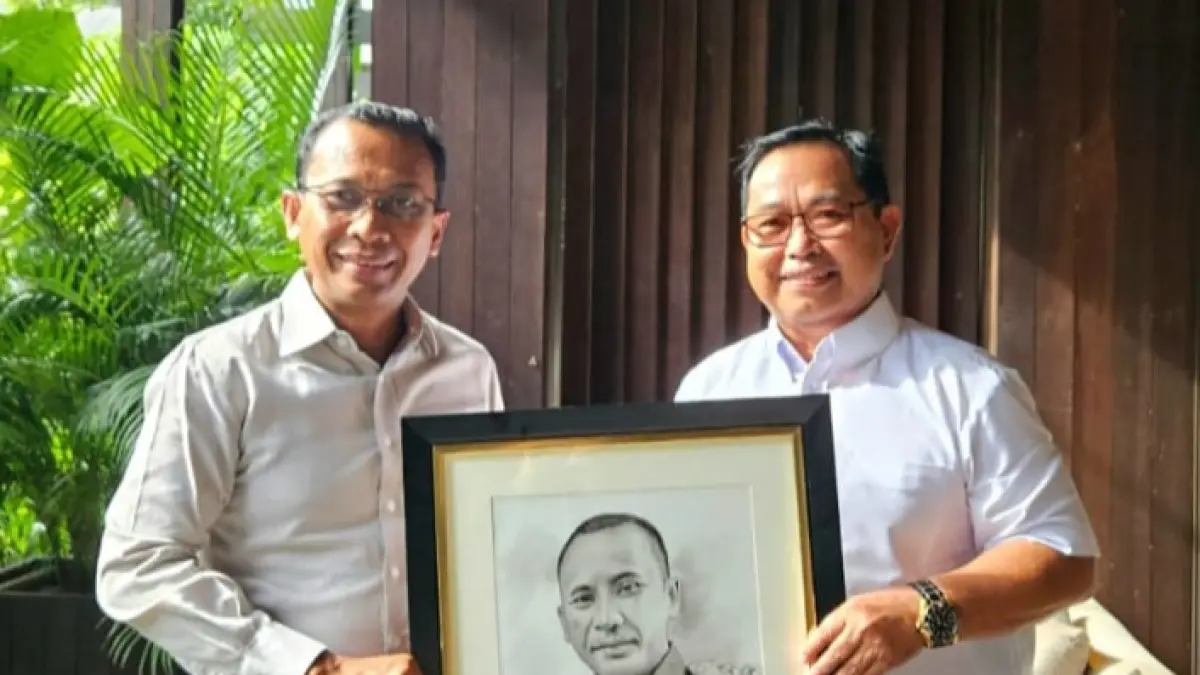 Direktur Utama BPJS Kesehatan, Mayjen TNI (Purn) Dr. dr. Prihati Pujowaskito, SpJP(K), FIHA, MMRS, menerima karya seni lukis potret wajah yang diserahkan langsung oleh Direktur Utama RSU Puri Raharja, Dr. Gede Bagus Darmayasa. (Istimewa)