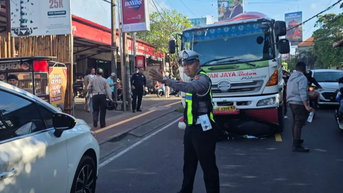 Kondisi bagian depan truk molen yang mengalami kerusakan setelah diduga mengalami rem blong dan menabrak mobil Daihatsu Terios serta sepeda motor di Jalan Raya Uluwatu Utara, kawasan Puri Gading, Kuta Selatan, Sabtu lalu. (Foto Polresta Denpasar) 