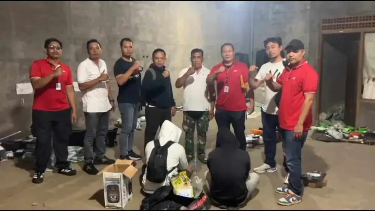 Pelaku KM dan DL saat diamankan Polres Buleleng di salah satu titik pengambilan paket jasa ekspedisi. (Polres Buleleng) 
