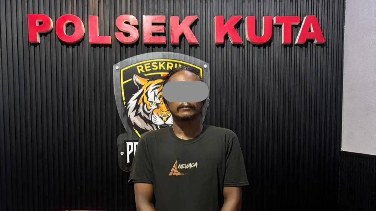 Pelaku saat diamankan oleh pihak kepolisian di Polsek Kuta usai melakukan aksi kekerasan yang berujung maut terhadap korban. (Foto Polresta Denpasar) 